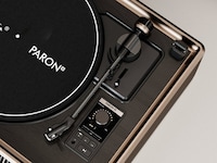 Minimalist Vinyl Players Image 3