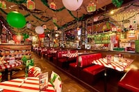 Garish Holiday Dining Experiences Image 1