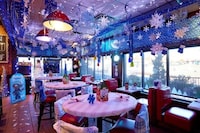 Garish Holiday Dining Experiences Image 3
