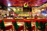 Garish Holiday Dining Experiences Image 4