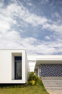 Pavilion-Style Art Homes Image 2