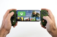 Elevated Mobile Gaming Controllers Image 1