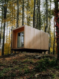 Cedar-Clad Cabin Resorts Image 2