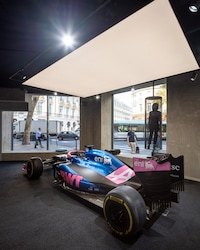 Ultra-Slick Auto Retail Concepts Image 2