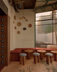 Dynamic Layered Interior Caf&eacute;s