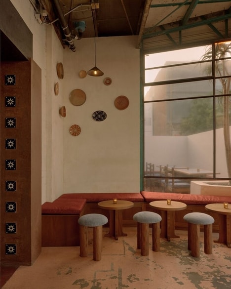 Dynamic Layered Interior Caf&eacute;s