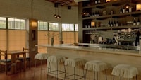Dynamic Layered Interior Caf&eacute;s Image 4