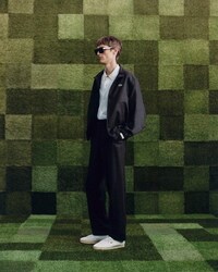 70s-Inspired Sports Sneakers Image 1