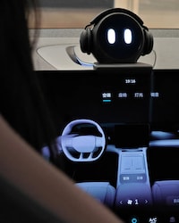 Cartoonish In-Car Connectivity Robots Image 6