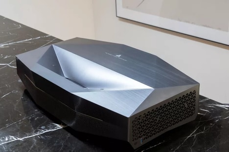 High-Resolution Triple-Laser Projectors