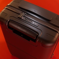 Trackable Smart Luggage Image 3