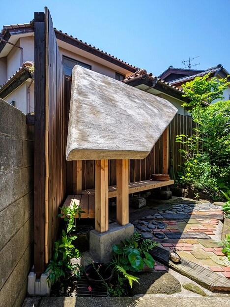 Sloped Tea-Room Waiting Areas