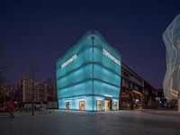 Curved Glass Veiled Stores Image 2