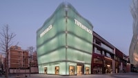 Curved Glass Veiled Stores Image 4