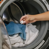 Convenient Cleaning Product Tins Image 6