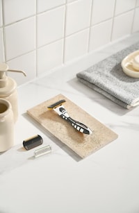Two-in-One Grooming Razors Image 2