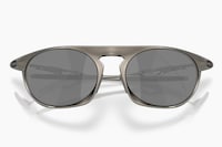 90s-Inspired Metallic Sunglasses Image 1