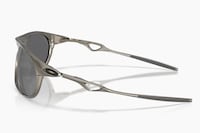 90s-Inspired Metallic Sunglasses Image 3