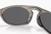 90s-Inspired Metallic Sunglasses Image 4