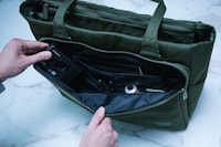 Adaptable Carry-On Tote Bags Image 3