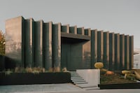 Inward-Focused House Architecture Image 2