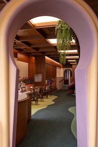 Child-Focused Caf&eacute; Interiors Image 3