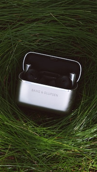 Sculptural Wireless Earbuds Image 4