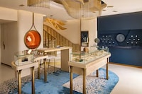 Jewelry Boutique Interiors Image 2