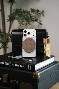 Wireless Pebble Chargers Image 3