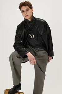Minimal Vintage Wardrobe Image 3