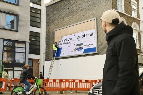 Live Printed Billboards HP Showed Off The Power Of Its Smart Tank 