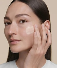 Luxurious Multi-Benefit Makeup Primers Image 3