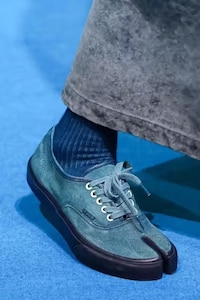 Split Toe Skate Sneakers Image 2