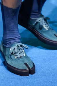 Split Toe Skate Sneakers Image 3