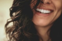 Vibration-Activated Whitening Powders Image 1