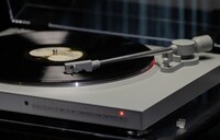 Slim Fuss-Free Turntables Image 5