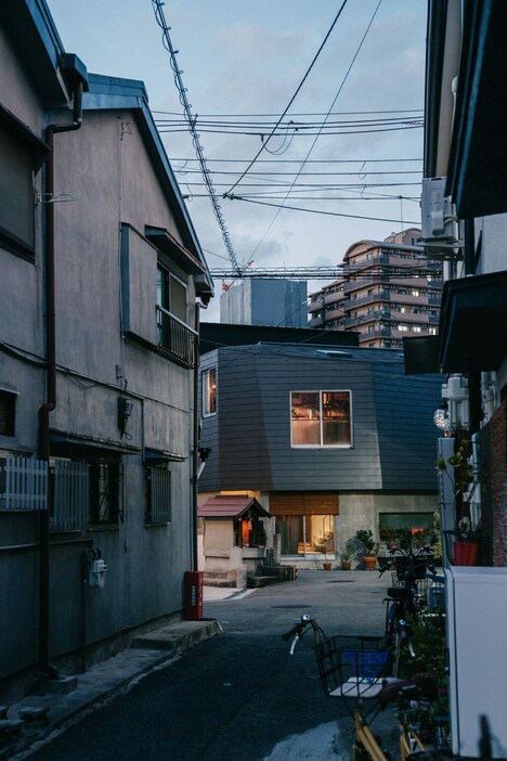 Layered Urban Houses