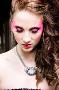 Splatter-Painted Eye Makeup Image 4