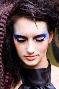 Splatter-Painted Eye Makeup Image 5