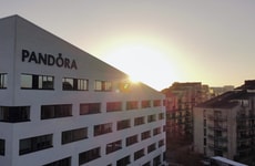 Jewelry-Focused Online Distribution Centres