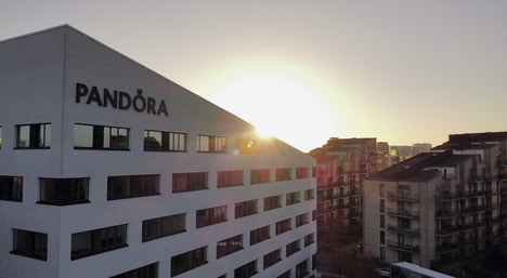 Jewelry-Focused Online Distribution Centres