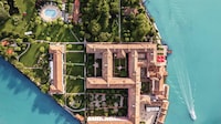 Ultra-Luxurious Private Island Resorts Image 2