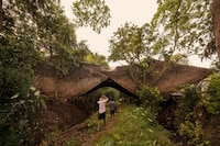 Gorge-Spanning Bridge Houses Image 8