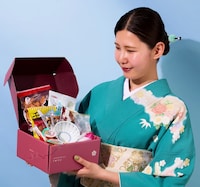 Spring-Themed Japanese Snack Boxes Image 2