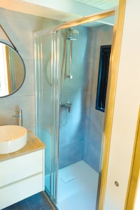 Minimalist Highly-Mobile Tiny Homes Image 8