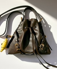Luxurious Bucket-Shaped Handbags Image 2