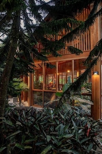 Site-Responsive Private Residential Pavilions