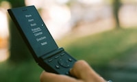 Distraction-Free Flip Phones Image 2