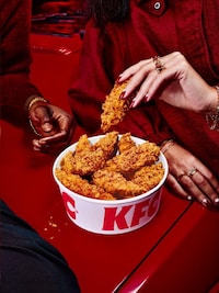 Sharing-Focused Fried Chicken Buckets Image 1
