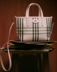 Fashion Inspired Romance Campaigns Image 5